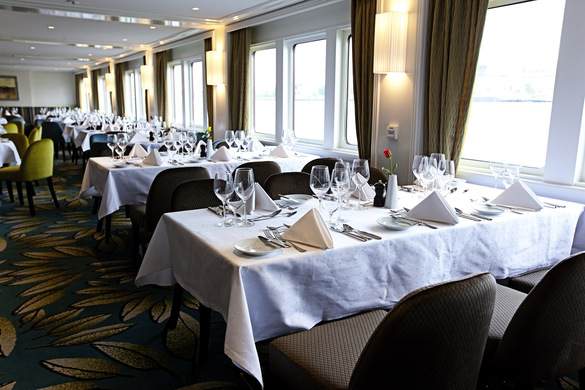 Riviera Travel, MS William Shakespeare, Restaurant 2.jpg